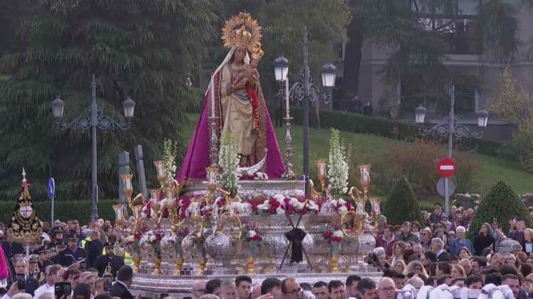 Procesión de la Virgen de la Almudena 2025 en Madrid con flores y devotos.