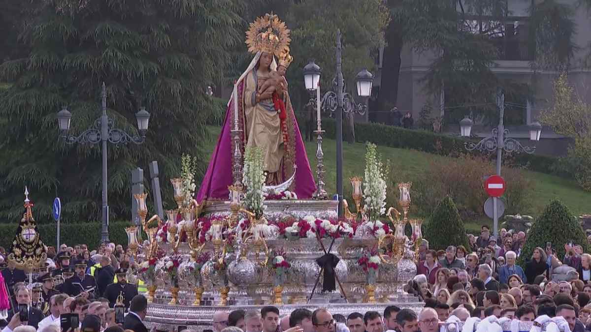 Procesión de la Virgen de la Almudena 2025 en Madrid con flores y devotos.