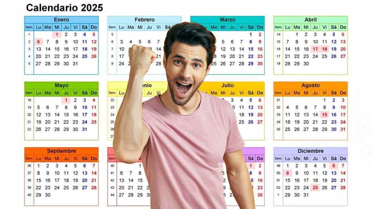 Hombre celebrando delante de un calendario laboral de 2025 con los festivos marcados.