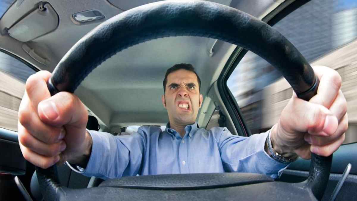 Trabajador al volante realizando maniobra peligrosa durante una discusión laboral en la empresa.