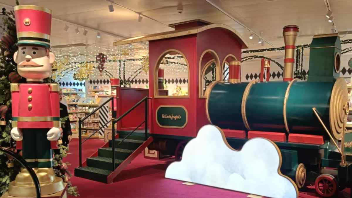 Locomotora navideña en tienda de juguetes de El Corte Inglés durante la campaña de Navidad 2025