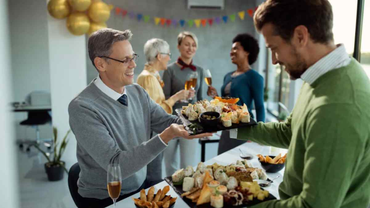 Empleados de una multinacional textil durante un desayuno navideño en la empresa tras la sentencia del TSXG.