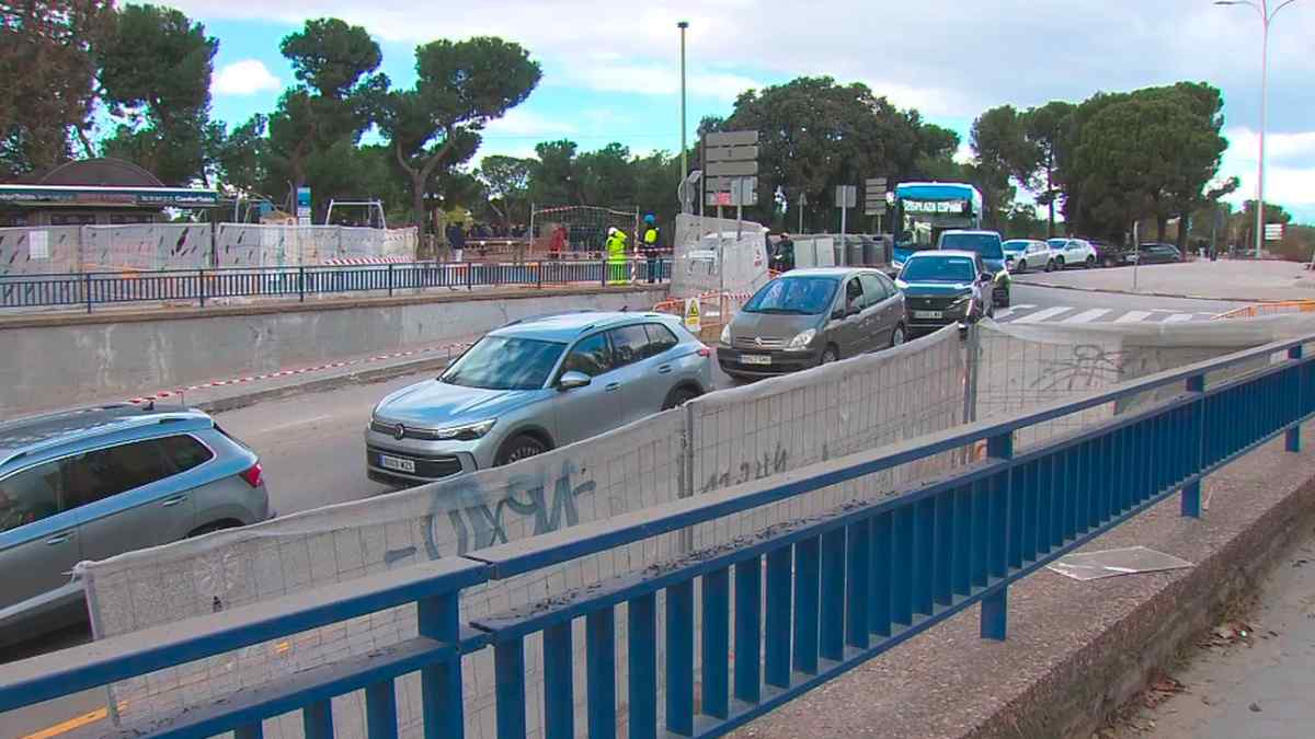 Atascos en la A-5 por obras y desvíos en los accesos de San Manuel y Yébenes en Madrid.