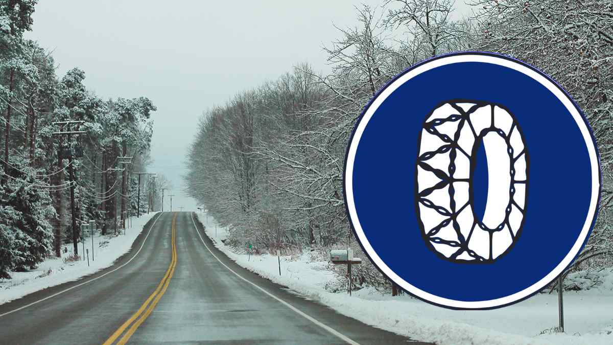 Señal de uso obligatorio de cadenas en carretera nevada durante invierno.