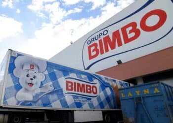 Fábrica de Bimbo en Madrid con camión del Grupo Bimbo en el polígono Las Mercedes