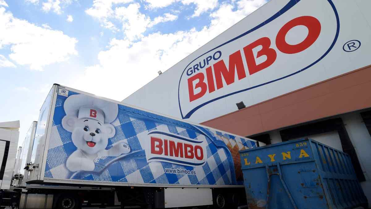 Fábrica de Bimbo en Madrid con camión del Grupo Bimbo en el polígono Las Mercedes