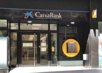 fachada oficina CaixaBank fechas cobro paro noviembre 2025.