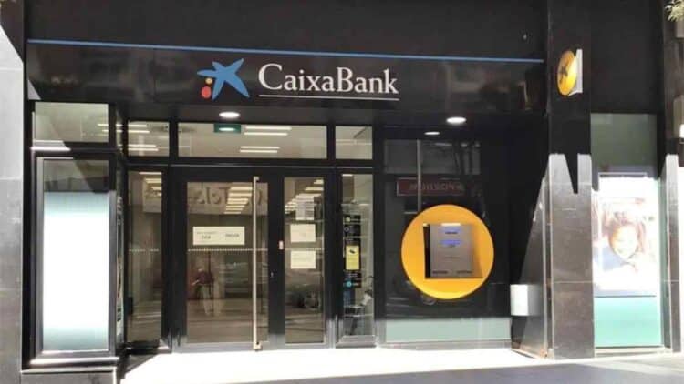 fachada oficina CaixaBank fechas cobro paro noviembre 2025.