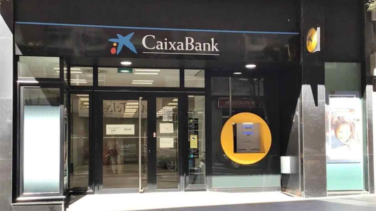 fachada oficina CaixaBank fechas cobro paro noviembre 2025.