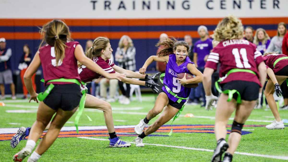 Jugadoras de flag football en acción durante un partido en Las Rozas, deporte olímpico en Los Ángeles 2028.
