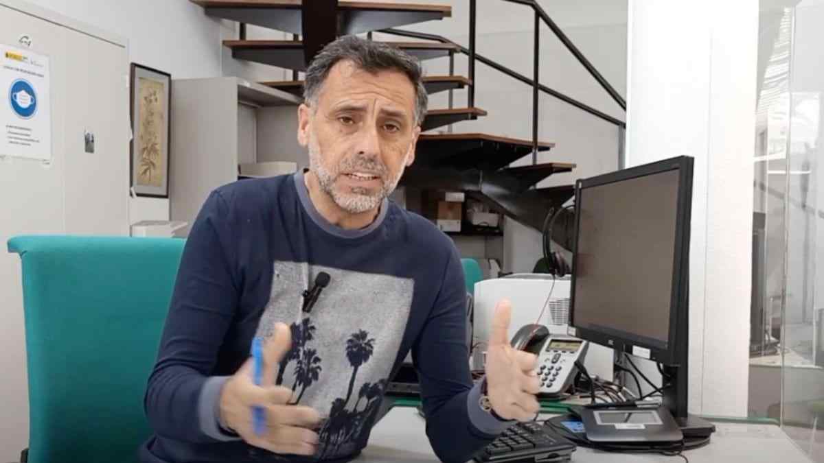 funcionario de la Seguridad Social explicando la jubilación anticipada y la pérdida de pensión al retirarse un año antes.