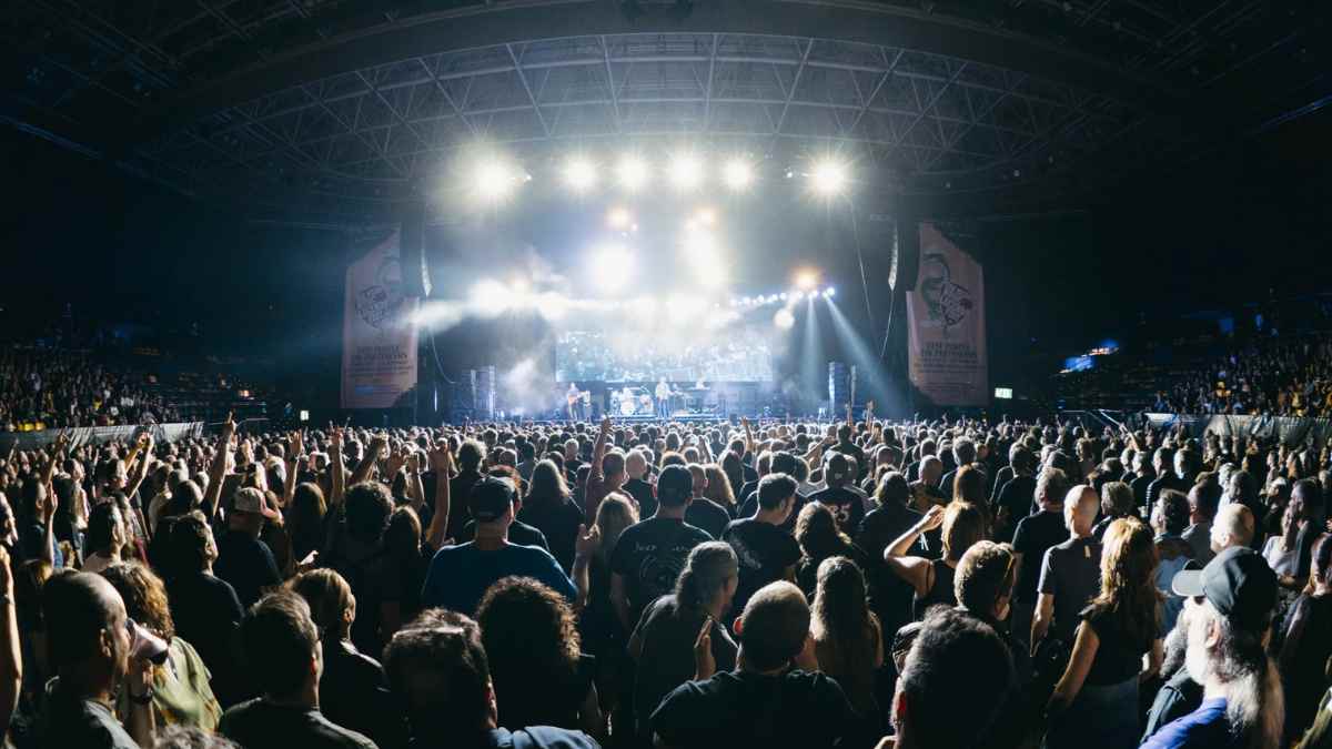 Público en un concierto de rock donde actuó el guitarrista despedido durante su baja médica.
