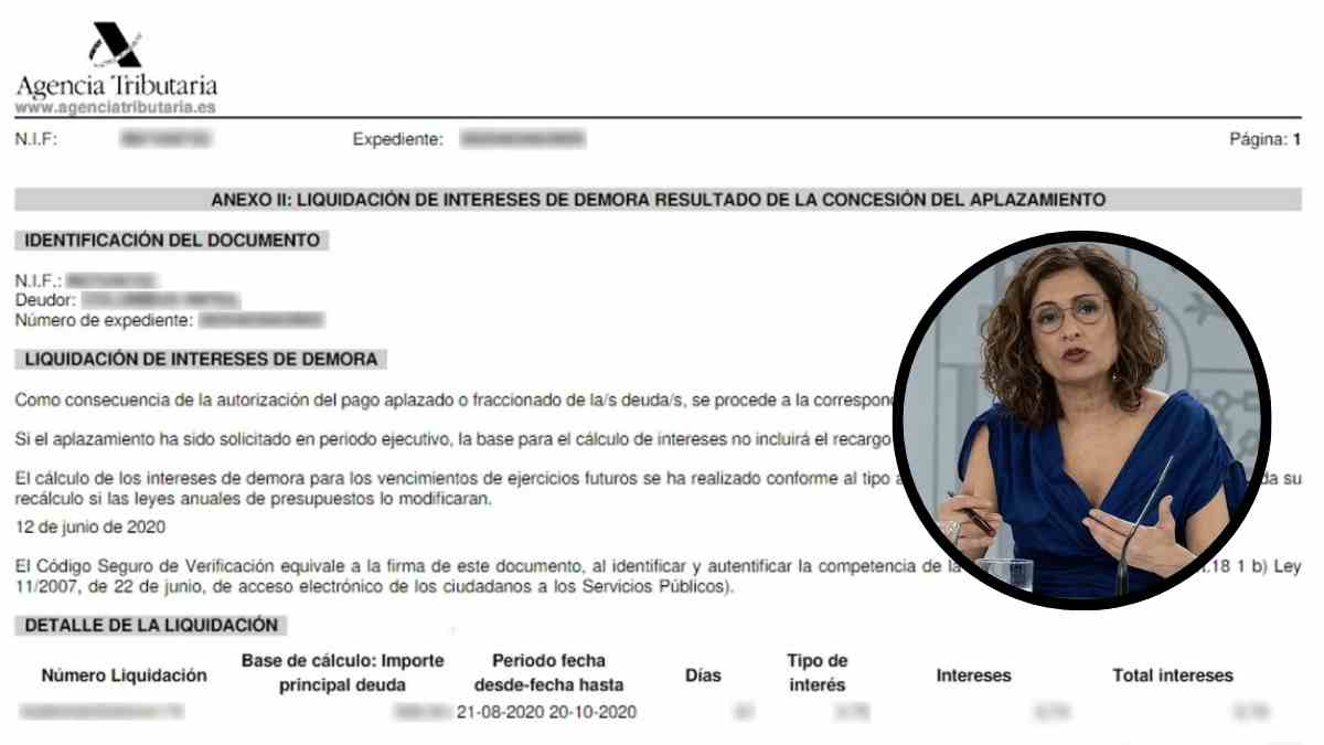 Documento de la Agencia Tributaria sobre deudas y aplazamientos junto a una portavoz en rueda de prensa.