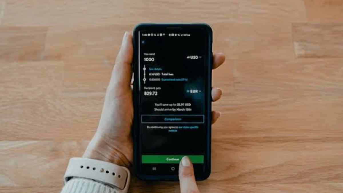 Transferencia bancaria desde el móvil para ayudar a un hijo a comprar vivienda, controlada por Hacienda.