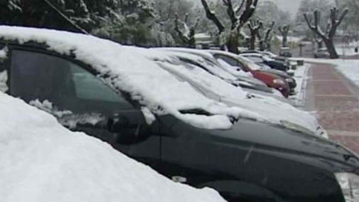 Coches cubiertos de nieve durante un episodio de heladas en Madrid.
