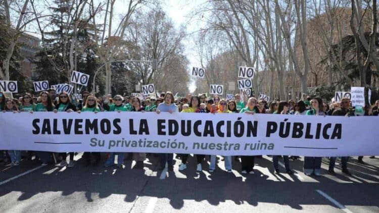 Protesta de trabajadores y estudiantes por la financiación de las universidades públicas de Madrid.