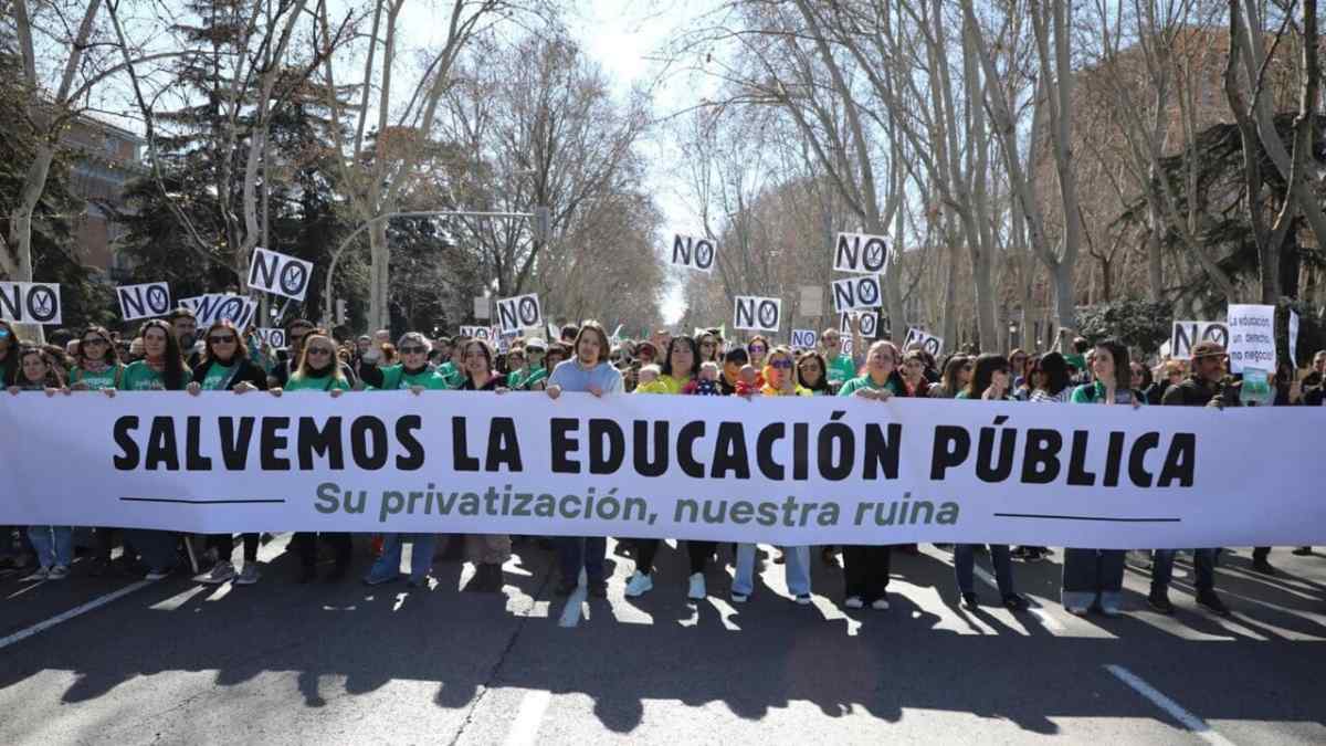 Protesta de trabajadores y estudiantes por la financiación de las universidades públicas de Madrid.