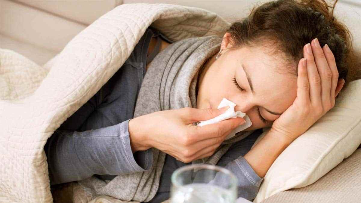 Persona con gripe en cama durante el repunte de virus respiratorios en Madrid.