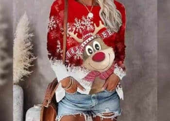 Mujer con jersey navideño rojo con reno y copos de nieve disponible en Amazon por menos de 20 euros.
