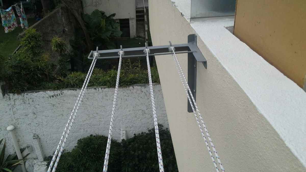 Tendedero instalado en el patio de una vivienda según la Ley de Propiedad Horizontal.