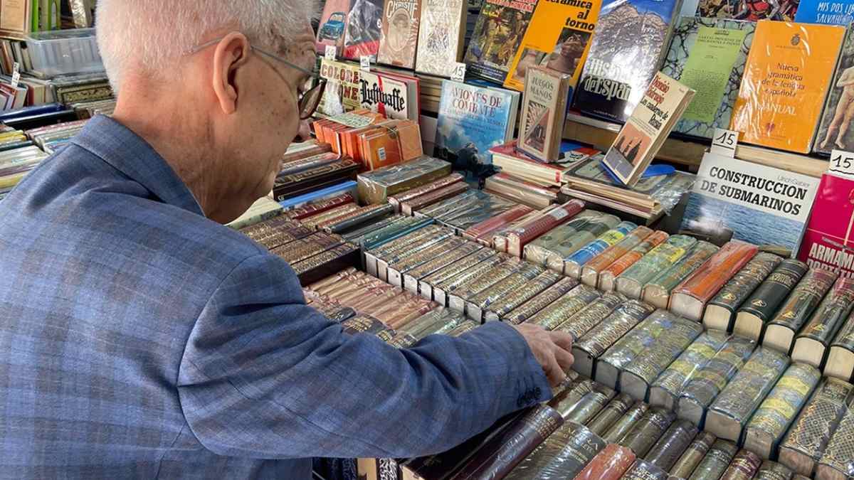 Persona observando libros en una librería durante LIBROMAD, la Semana del Libro de Madrid.