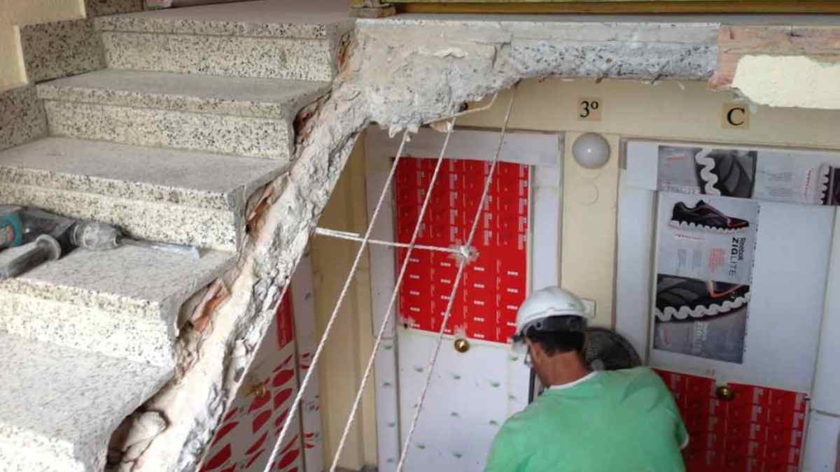 Obras en la escalera de un edificio para la ampliación del ascensor y mejora de accesibilidad.