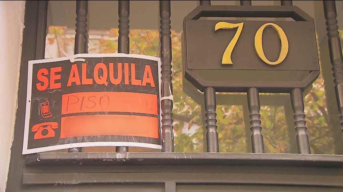 Cartel de vivienda en alquiler en una fachada de Madrid.