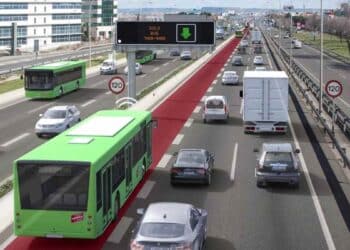 Carril Bus-VAO de la A-2 en Madrid con autobuses circulando por el tramo reservado 2026.