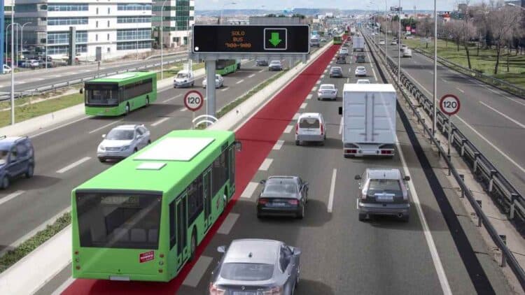 Carril Bus-VAO de la A-2 en Madrid con autobuses circulando por el tramo reservado 2026.