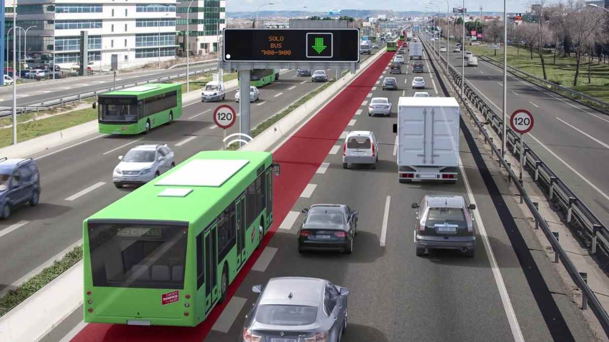 Carril Bus-VAO de la A-2 en Madrid con autobuses circulando por el tramo reservado 2026.
