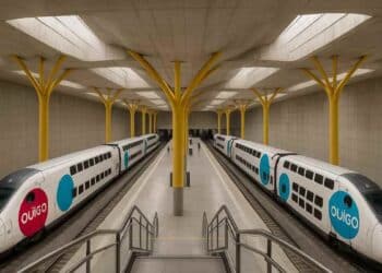 Trenes AVE Ouigo en la nueva estación de alta velocidad entre Chamartín y Barajas en Madrid.