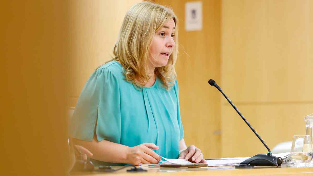 Vicealcaldesa de Madrid interviene en rueda de prensa sobre la estrategia comercial y hostelera 2025-2027.