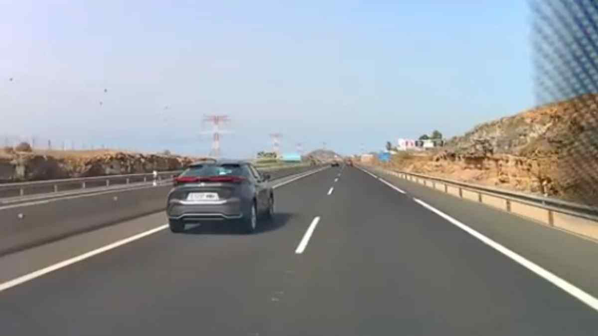 Coche circulando por el carril izquierdo en autovía bajo normativa de la DGT.