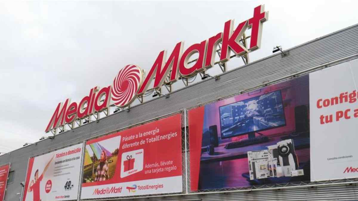 Fachada de una tienda MediaMarkt con ofertas de empleo en Madrid por el Black Friday.