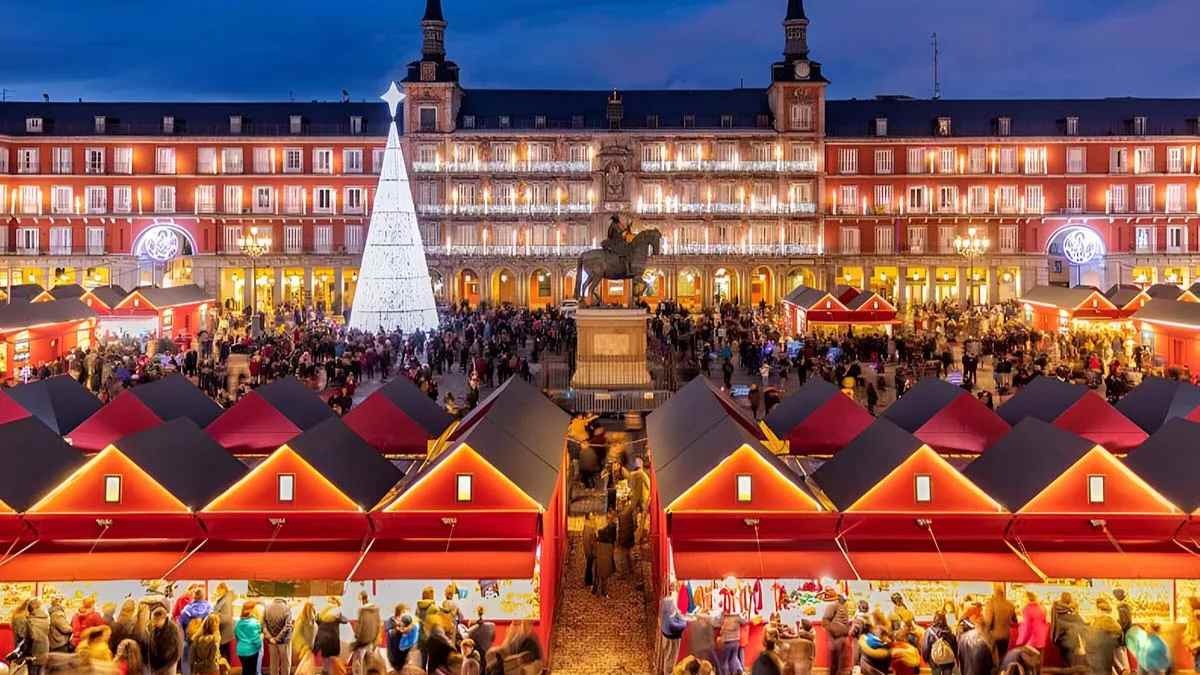 Mercadillo de Navidad en la Plaza Mayor de Madrid con más de 100 puestos y gran ambiente festivo.