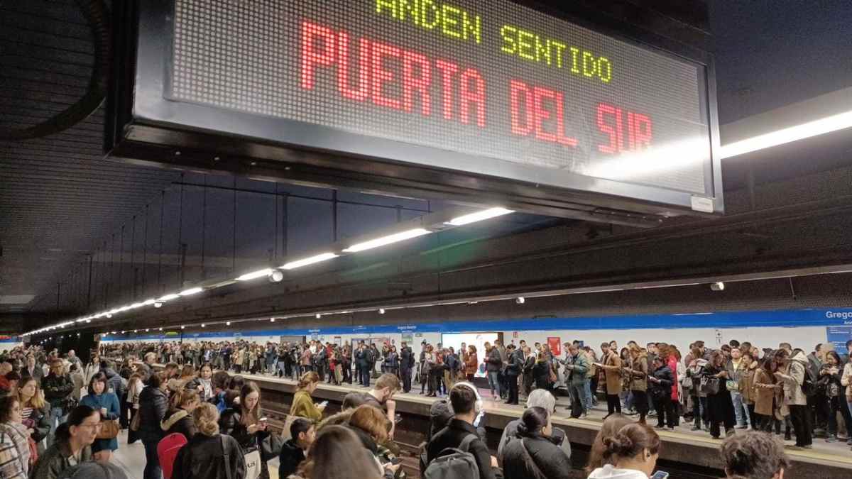 Andén del Metro de Madrid abarrotado de viajeros durante el refuerzo de transporte por Black Friday y Navidad.