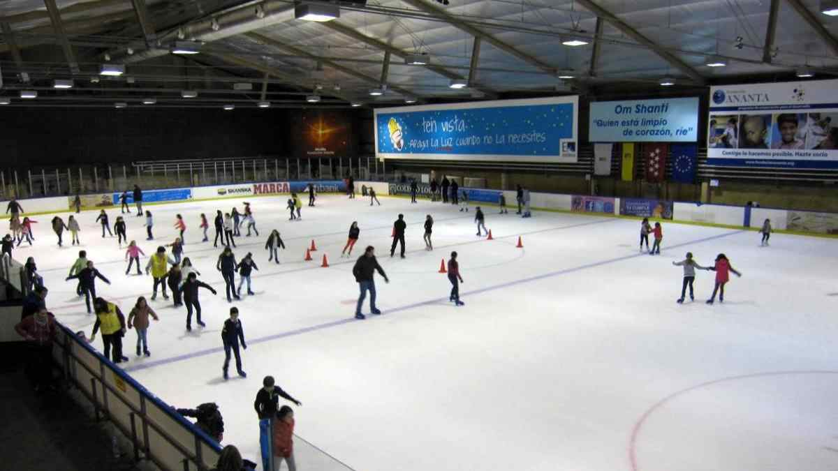 Personas patinando en pista de hielo cubierta en Las Rozas, Madrid, durante la temporada de Navidad.