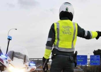 Agente de la Guardia Civil de Tráfico controlando vehículos en carretera en 2025.