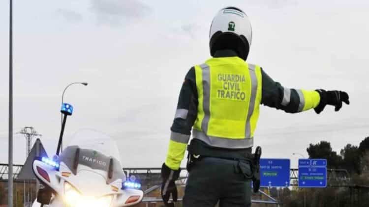Agente de la Guardia Civil de Tráfico controlando vehículos en carretera en 2025.