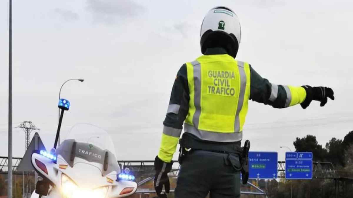 Agente de la Guardia Civil de Tráfico controlando vehículos en carretera en 2025.