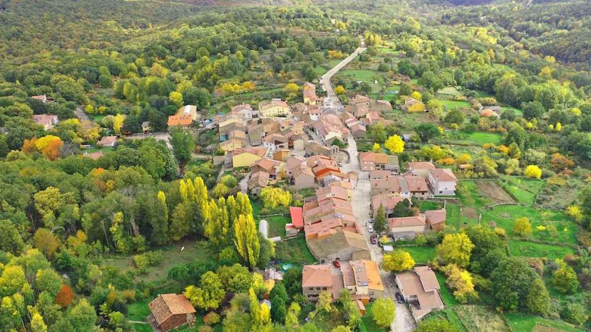 Vista aérea del pequeño municipio madrileño rodeado de naturaleza con apenas 68 habitantes.