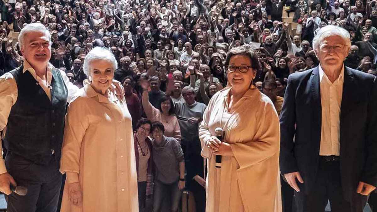 Grupo musical actuando ante un público numeroso durante un concierto navideño en Madrid.