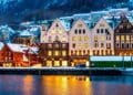 Ciudad de Noruega con casas de colores donde se ofrecen empleos para españoles con sueldos de hasta 5.500 euros.