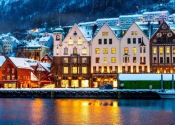 Ciudad de Noruega con casas de colores donde se ofrecen empleos para españoles con sueldos de hasta 5.500 euros.