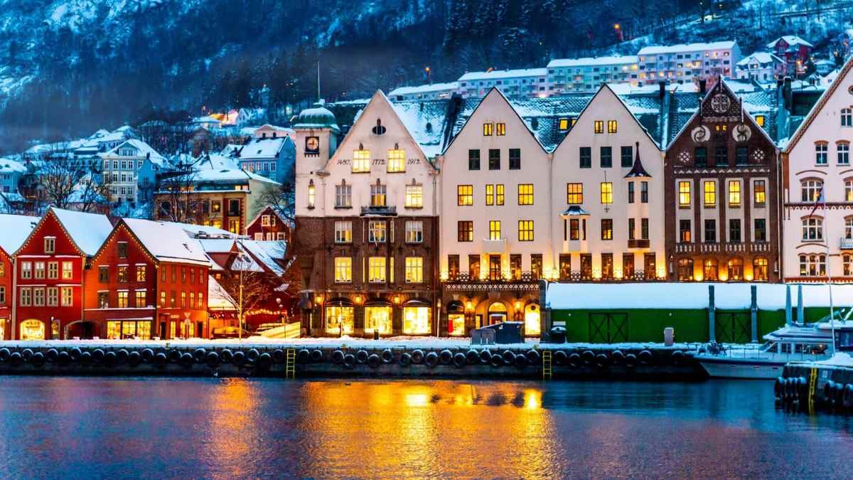Ciudad de Noruega con casas de colores donde se ofrecen empleos para españoles con sueldos de hasta 5.500 euros.