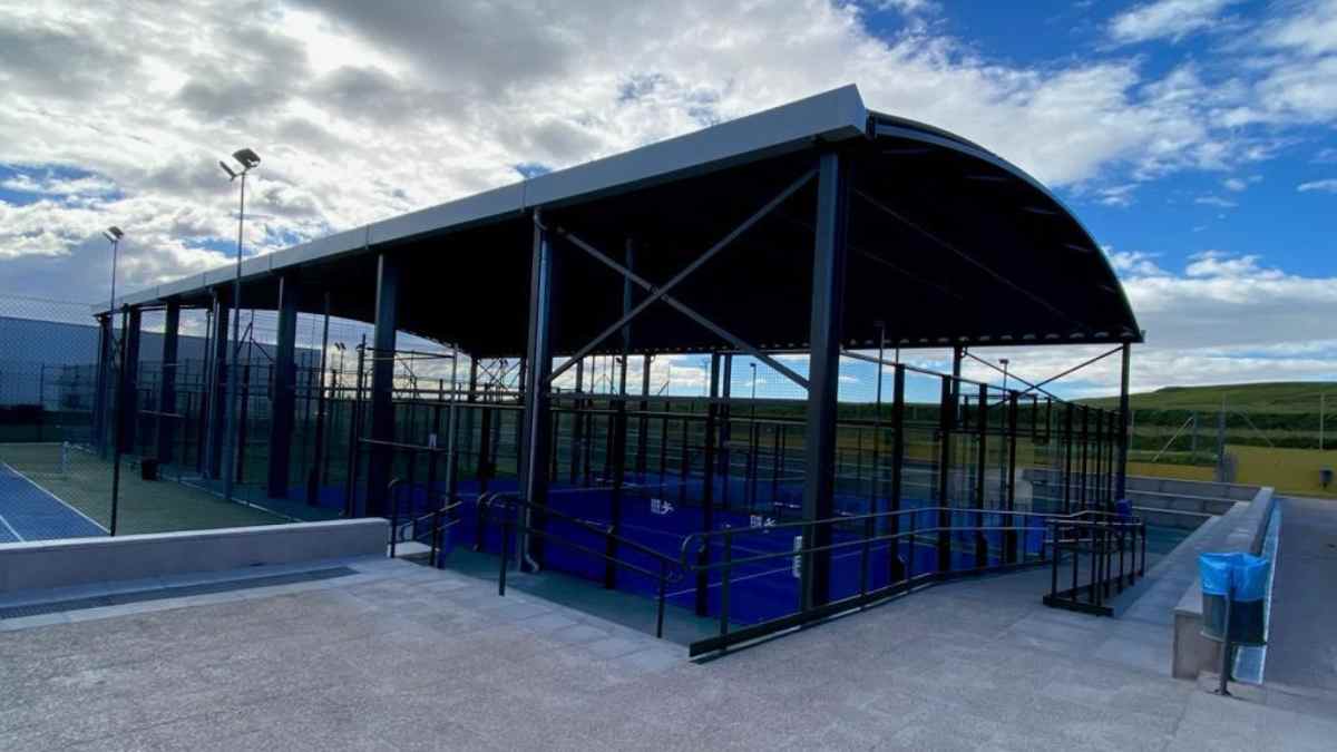 Pistas de pádel cubiertas y renovadas en el Polideportivo Municipal de Ajalvir