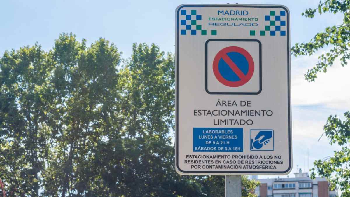 Señal del Servicio de Estacionamiento Regulado en Madrid para controlar el tráfico y reducir el ruido urbano.