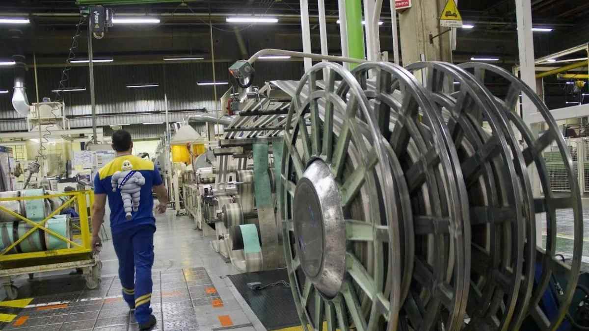 Operario de Michelin en una fábrica donde se bloquean 22 bobinas por errores en el método operativo.