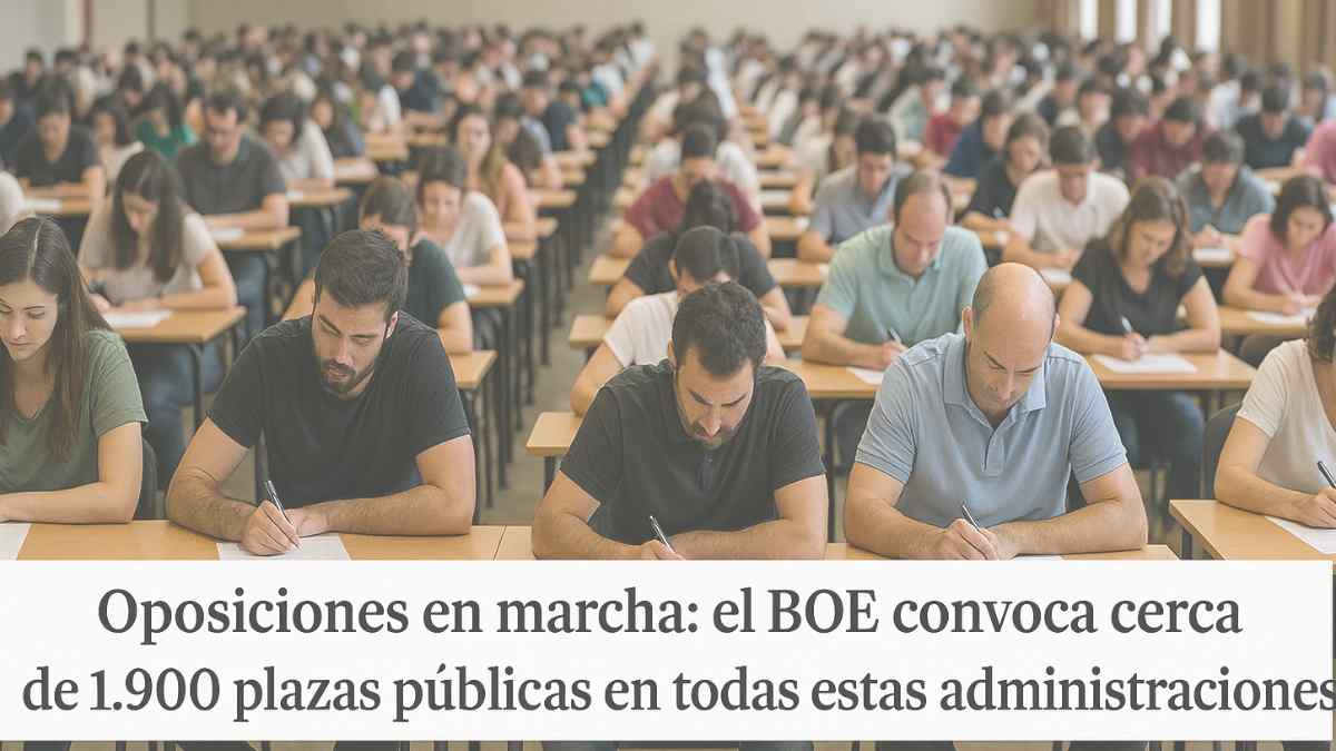 Opositores realizando un examen en un aula multitudinaria durante una convocatoria pública del BOE.