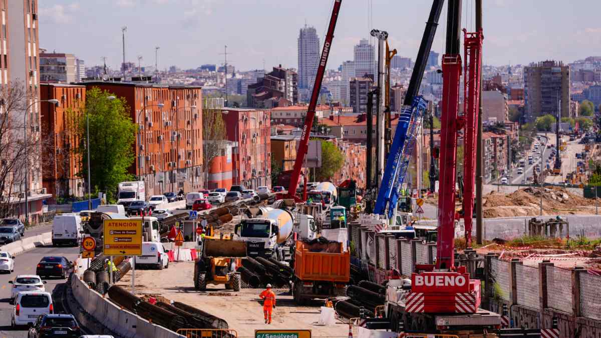 Obras en la A-5 entre Madrid y Alcorcón con maquinaria pesada y tráfico denso.